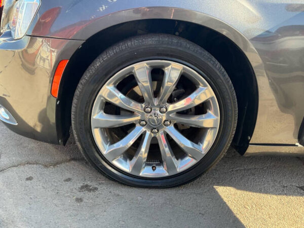 2020 Chrysler 300 Limited - Image 9